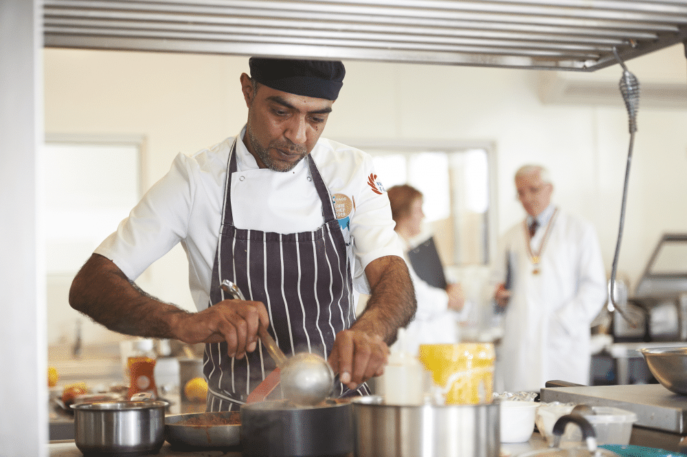 students dishing out food