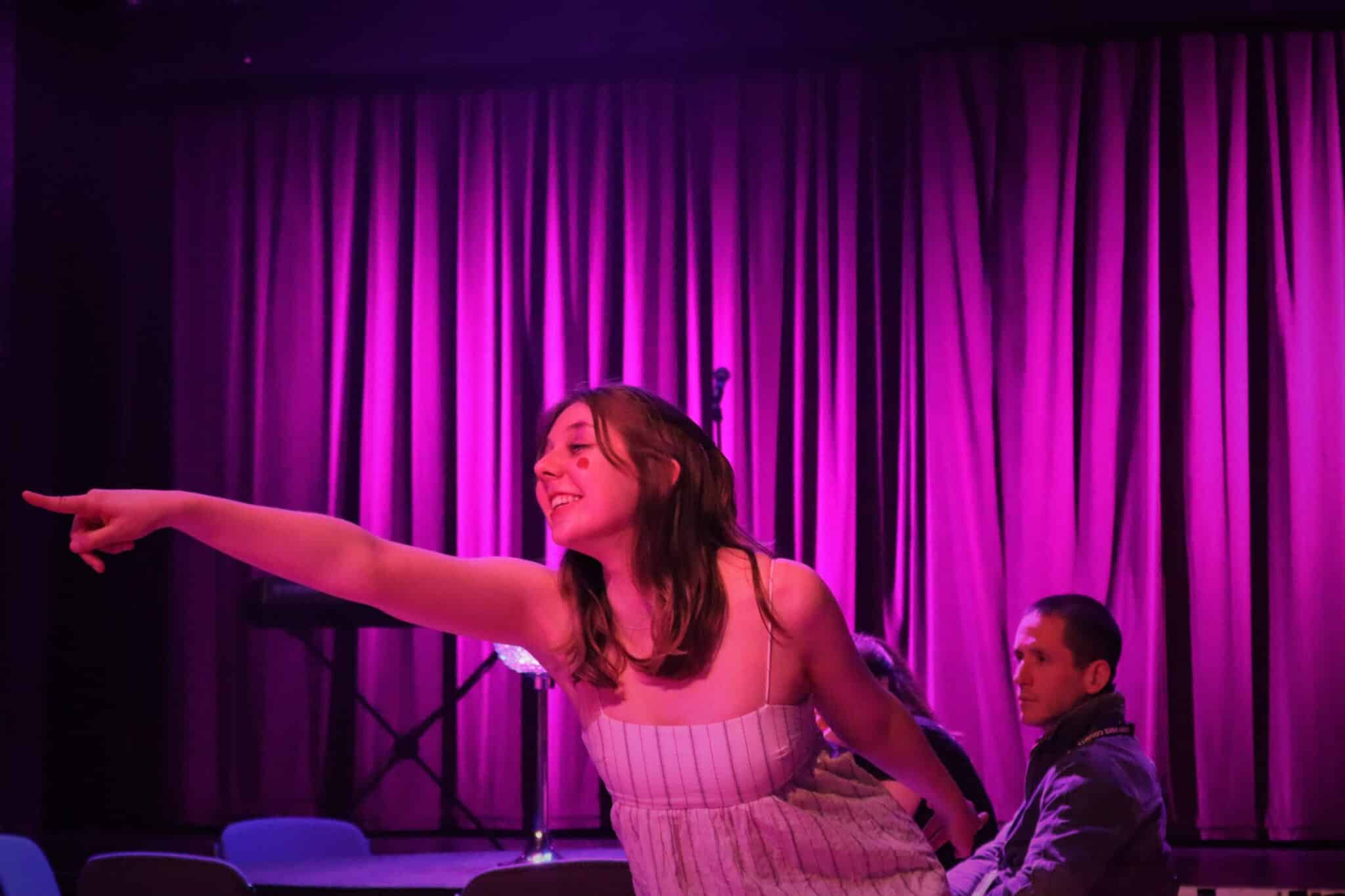 Student in cabaret