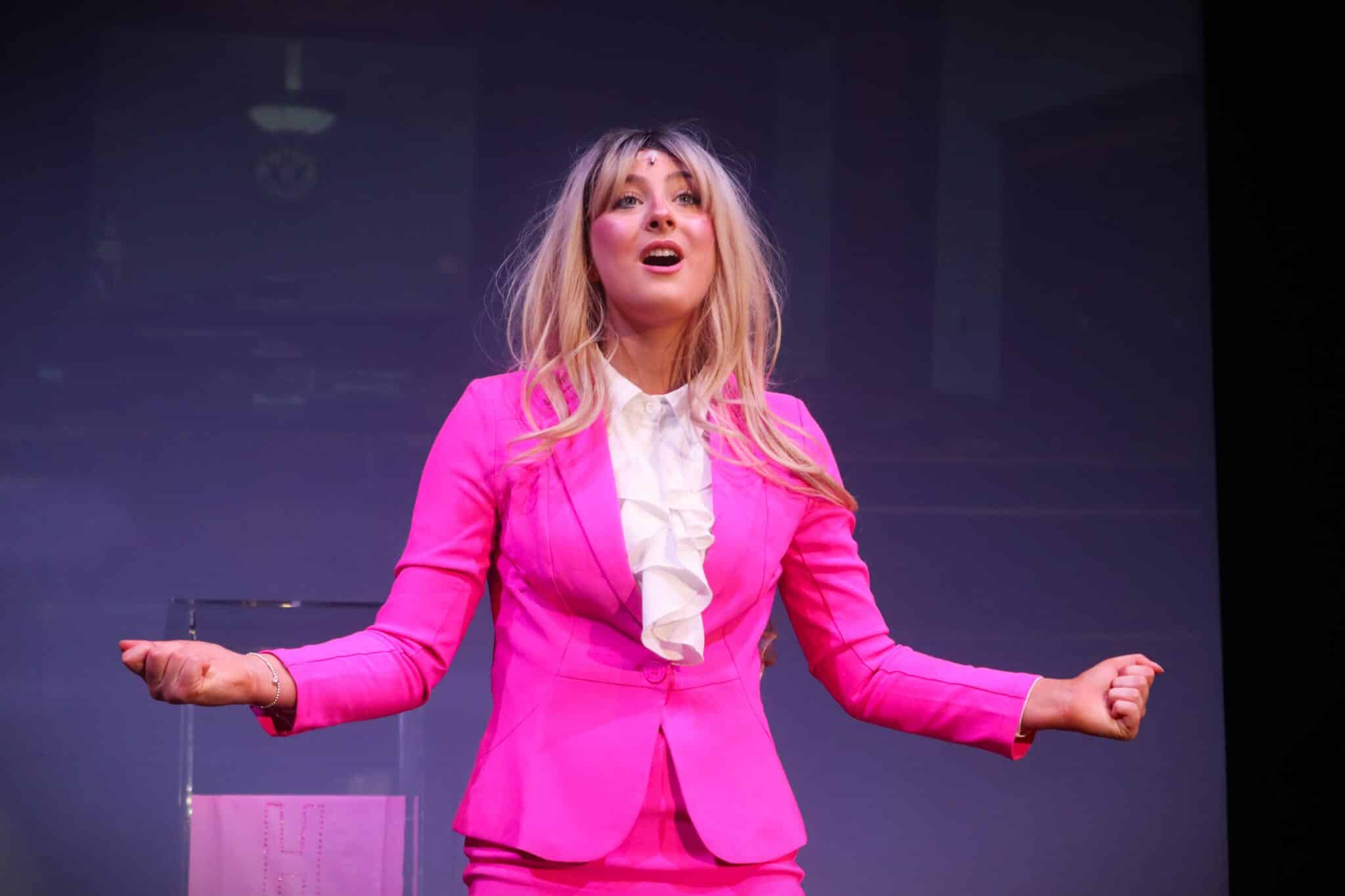 Twin sisters slay as Elle Woods as students showcase Legally Blonde