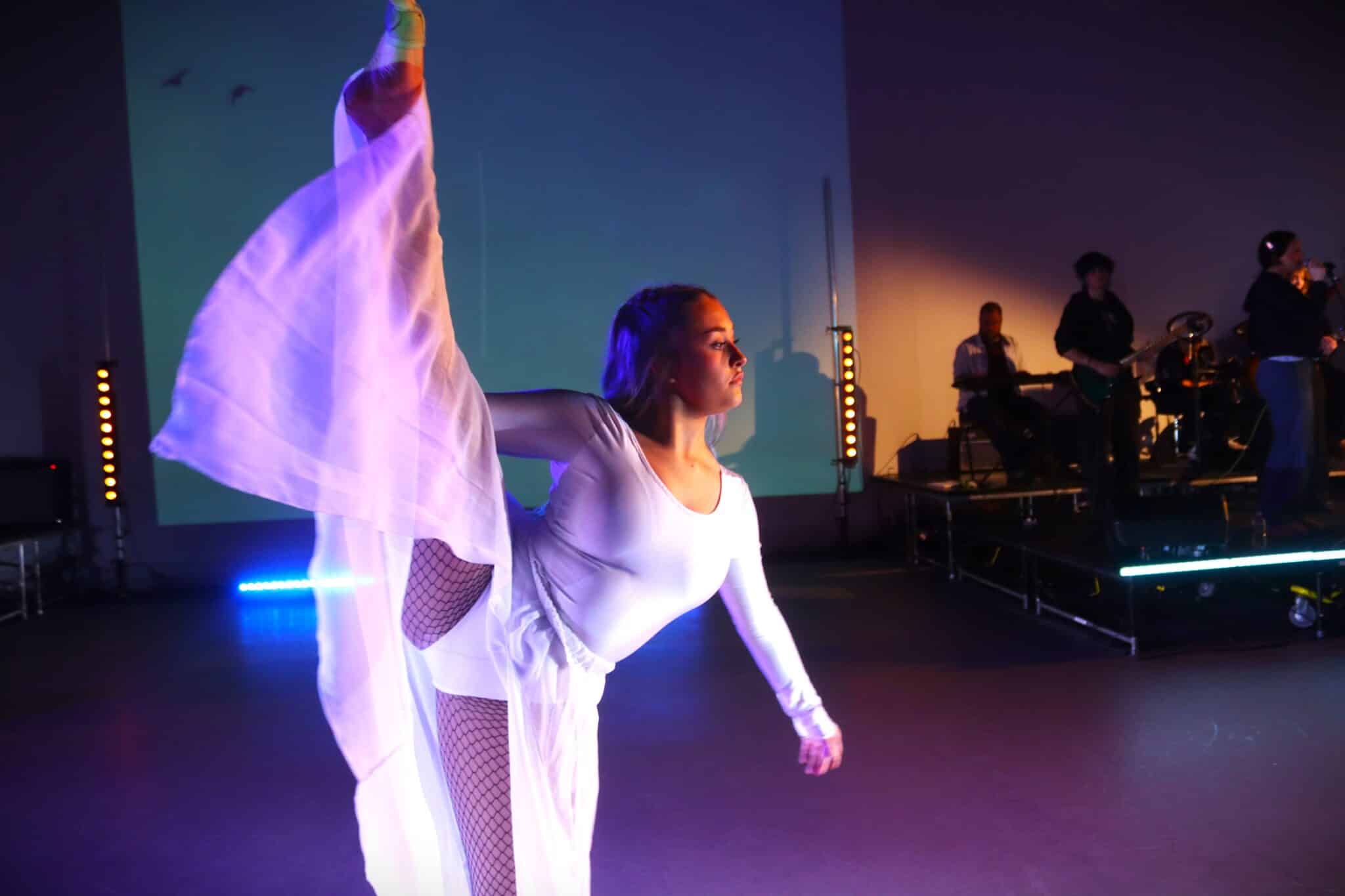 Example of Stratford college student performing at Rocking show